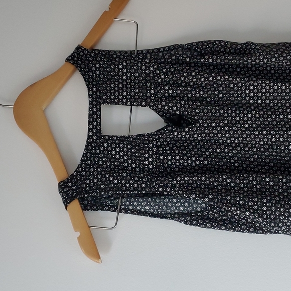 Old Navy Sleeveless Top - Size XS - Picture 9 of 11